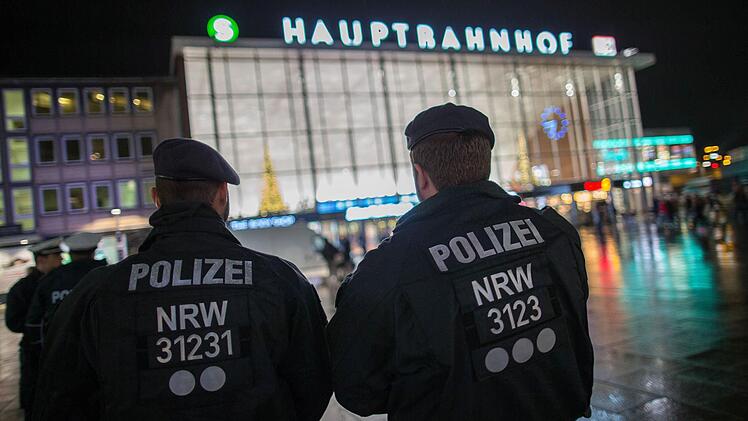 Polizisten stehen am 06.01.2016 in K&ouml;ln (Nordrhein-Westfalen) vor dem Hauptbahnhof. Nach den sexuellen &Uuml;bergriffen auf Frauen in der Silvesternacht verst&auml;rkt die Polizei die Pr&auml;senz am Hauptbahnhof. Foto: Maja Hitij/dpa