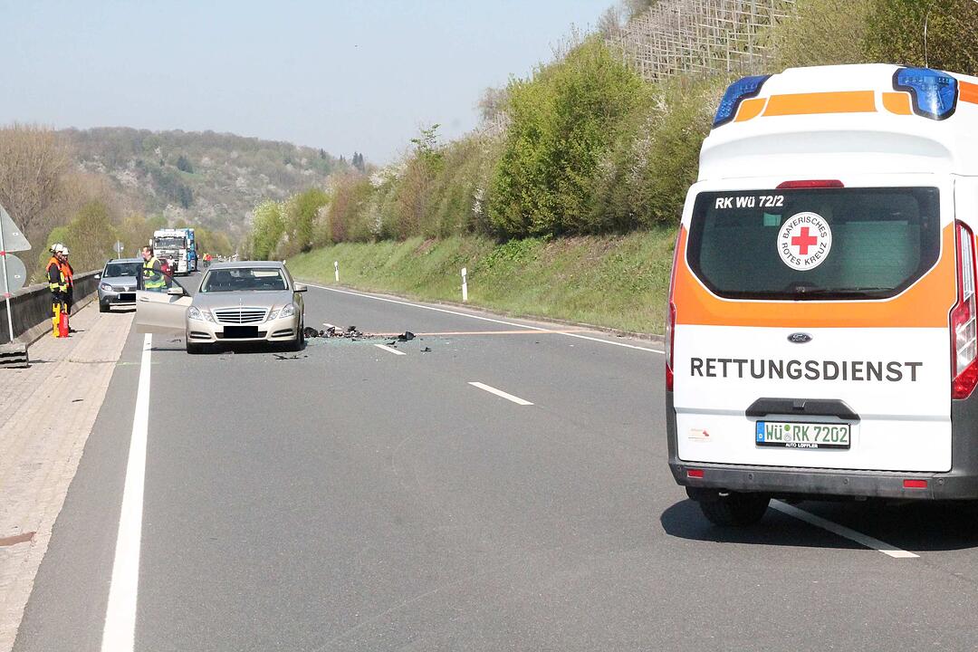 Unterfranken: Motorradfahrer kracht in Autoheck – 44-Jähriger schwebt in Lebensgefahr