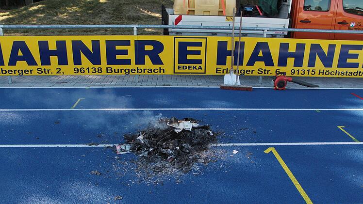 Die Tartanbahn ist stark beschädigt. Foto:  Maciejonczyk