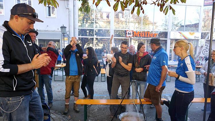 Das Team Kerwasburschen Herzogenaurach mit Fans