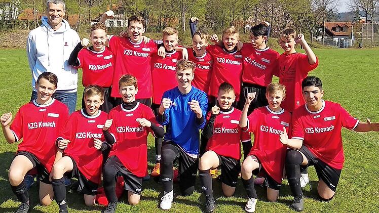 Die Fu&szlig;baller des KZG freuen sich hier mit Trainer Andreas Engel nicht nur &uuml;ber den Kreismeistertitel bei den Jahrg&auml;ngen 2005 bis 2006, sondern auch &uuml;ber die Anerkennung als St&uuml;tzpunktschule Fu&szlig;ball.