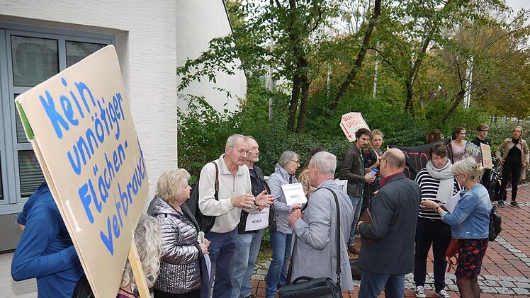 Gegen die bei Drossenhausen geplante Raststätte hat es am Donnerstag eine Demonstration vor dem Landratsamt gegeben. - Foto: Berthold Köhler