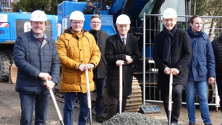 Den offiziellen Spatenstich an der Großbaustelle "Sander Straße" in Zeil vollzogen (von links) Alfons Schanz (Leiter Tiefbauverwaltung), Bürgermeister Thomas Stadelmann, Landrat Wilhelm Schneider und Hans-Joachim Brandt (SRP Schneider und Partner).