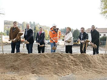 Freude beim symbolischen Spatenstich: (von links) die künftigen Mieter Dr. Christian Knopp, Jan Henrik Schmitz, Dr. Gerlinde Abert, Anton Schick, Geschäftsführer von Burger Bau, Brigitte Meyerdierks, Alexander Bechtler und Jochen Vogel.  Foto: Steffen Standke