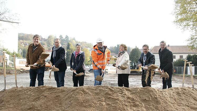 Freude beim symbolischen Spatenstich: (von links) die künftigen Mieter Dr. Christian Knopp, Jan Henrik Schmitz, Dr. Gerlinde Abert, Anton Schick, Geschäftsführer von Burger Bau, Brigitte Meyerdierks, Alexander Bechtler und Jochen Vogel.  Foto: Steffen Standke