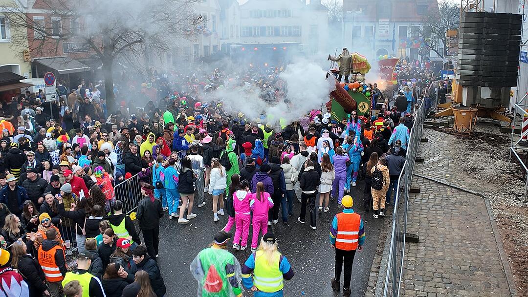 Die Narren sind los: Faschingszug zieht durch Allersberg