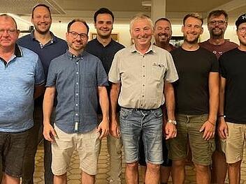 Das neue Vorstandschafts-Team mit Vorsitzendem Benedikt Richter (5. v. l.) und Bürgermeister Stefan Reichold (2. v. l.)