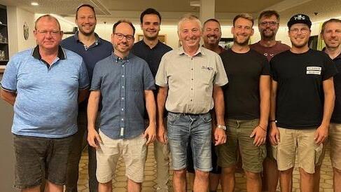 Das neue Vorstandschafts-Team mit Vorsitzendem Benedikt Richter (5. v. l.) und Bürgermeister Stefan Reichold (2. v. l.)