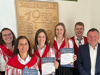 Unser Bild zeigt (von links) Ramona Christ (1. Vorsitzende), Sandra Muth, Laura Hahn, Christina Bolz, Manuel B&ouml;hm (2. Vorsitzender) sowie Dominik Sitter (NBMB)