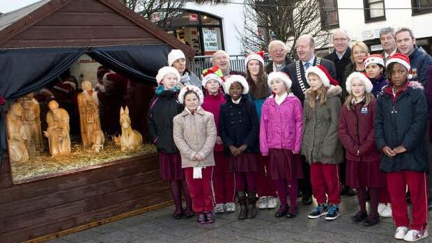 Father John Cosgrove segnete die Krippe aus Armenien, die in Castlebar ihren Platz gefunden hat.  Foto: jb