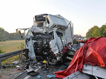 Schwerer Unfall auf der B505: zwei Lkws stoßen frontal zusammen. Die Fahrer sind beide tot. Foto: Ronald Rinklef