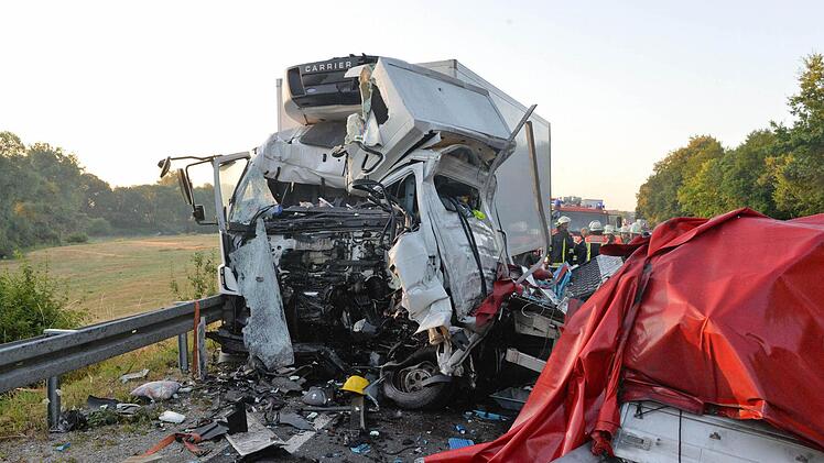 Schwerer Unfall auf der B505: zwei Lkws stoßen frontal zusammen. Die Fahrer sind beide tot. Foto: Ronald Rinklef