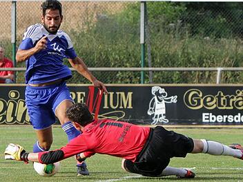 Mann des Abends am 2. Spieltag: Tayfun Özdemir umkurvte nicht nur einmal Bayreuths Torwart Andreas Sponsel. Der trickreiche Frohnlacher bereitete mehrere Großchancen vor und erzielte den Treffer zum 3:0- Endstand. Am Freitag treffen sich die Oberfranken-Rivalen zum Rückspiel in Weismain. Foto: Albert Höchstädter