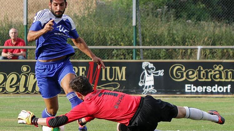 Mann des Abends am 2. Spieltag: Tayfun Özdemir umkurvte nicht nur einmal Bayreuths Torwart Andreas Sponsel. Der trickreiche Frohnlacher bereitete mehrere Großchancen vor und erzielte den Treffer zum 3:0- Endstand. Am Freitag treffen sich die Oberfranken-Rivalen zum Rückspiel in Weismain. Foto: Albert Höchstädter