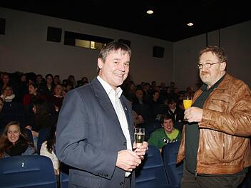 Ein Hoch auf das Ehrenamt sprachen der stellvertretende Landrat Gerhard Wunder und der KJR-Vorsitzende Martin Schinnerer aus - und luden alle, die im vergangenen Jahr ehrenamtlich tätig waren, ins Kino ein.   Fotos: Sonja Adam