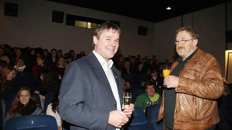 Ein Hoch auf das Ehrenamt sprachen der stellvertretende Landrat Gerhard Wunder und der KJR-Vorsitzende Martin Schinnerer aus - und luden alle, die im vergangenen Jahr ehrenamtlich tätig waren, ins Kino ein.   Fotos: Sonja Adam