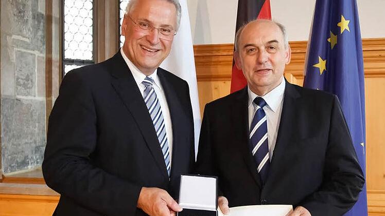 Bayerns Innenminister Joachim Herrmann überreichte am Mittwochnachmittag in Nürnberg Alfred Schrenk die Kommunale Verdienstmedaille in Silber. Foto: Bayerisches Staatsministerium des Innern