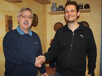 Harald Anger (l.) nahm die Glückwünsche von seinem Stellvertreter Benjamin Brandt entgegen. Foto: Sonja Werner