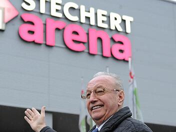 Stolz zeigt Franz Stegner auf die Arena, in der die Bamberger Bundesliga-Basketballer spielen (Bild vom Herbst 2010). Sie trug damals noch seinen Sponsoren-Namen. Foto: Ronald Rinklef, Archiv