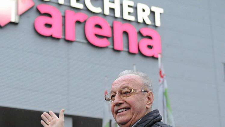 Stolz zeigt Franz Stegner auf die Arena, in der die Bamberger Bundesliga-Basketballer spielen (Bild vom Herbst 2010). Sie trug damals noch seinen Sponsoren-Namen. Foto: Ronald Rinklef, Archiv
