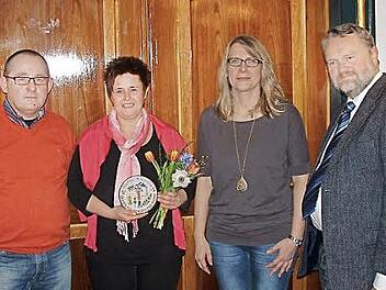 Die Auszeichnung des Landkreises für den naturnahen Garten übergaben Kreisfachberater Friedhelm Haun (rechts) und Gartenbauvereinsvorsitzende Christine Fischer (links daneben) an Reiner und Tanja Schwarz. Foto: privat