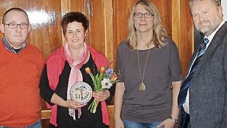 Die Auszeichnung des Landkreises für den naturnahen Garten übergaben Kreisfachberater Friedhelm Haun (rechts) und Gartenbauvereinsvorsitzende Christine Fischer (links daneben) an Reiner und Tanja Schwarz. Foto: privat