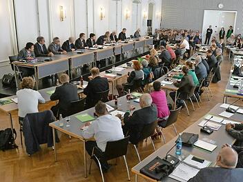 Wer das sehen will, muss sich vor Ort begeben: Blick in den Harmoniesaal während der Stadtratssitzung Foto: Ronald Rinklef