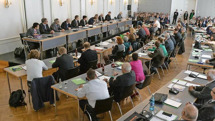 Wer das sehen will, muss sich vor Ort begeben: Blick in den Harmoniesaal während der Stadtratssitzung Foto: Ronald Rinklef