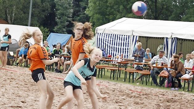 Einen Krimi gab es bei der weiblichen D-Jugend: Der TSV Weitramsdorf (blau) verlor im Finale mit nur einem Tor gegen M&uuml;nchberg.  Foto: Erich Bilek