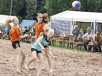 Einen Krimi gab es bei der weiblichen D-Jugend: Der TSV Weitramsdorf (blau) verlor im Finale mit nur einem Tor gegen Münchberg.  Foto: Erich Bilek