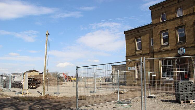 Bauzäune  rund um den Bahnhof schirmen die Baustelle ab.Heike Beudert
