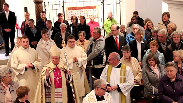 Einzug in St. Georg mit Erzbischof Andrzej DsiegaJohanna Blum