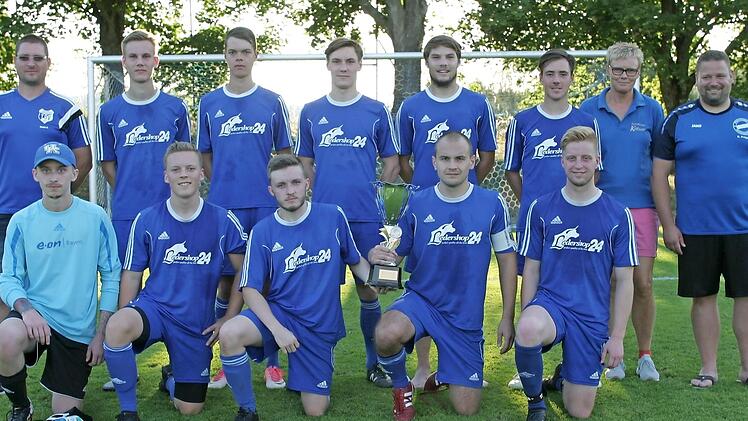 Die Fußballer des TSV Pfarrweisach, der sich mit einem 4:0-Sieg im Finale gegen den TV Ebern den Eberner Stadtmeistertitel erspielte, bei der Siegerehrung Foto: Dietz