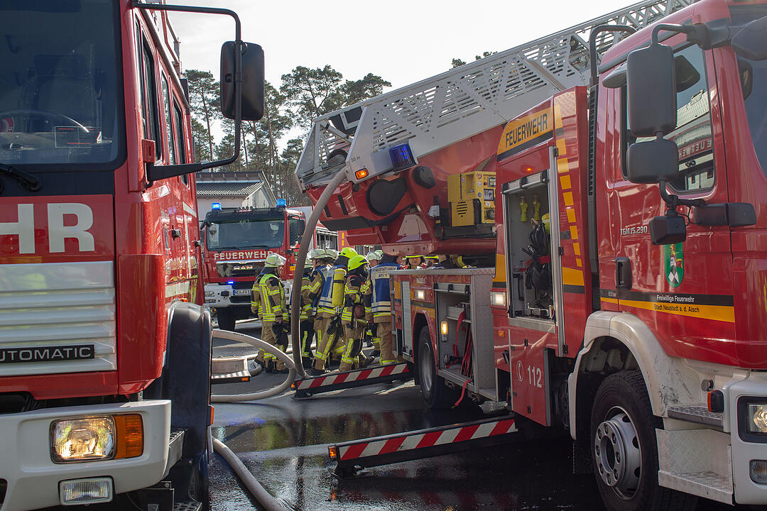 Markt Erlbach:  Brand in Einfamilienhaus – Vater und Sohn verletzt