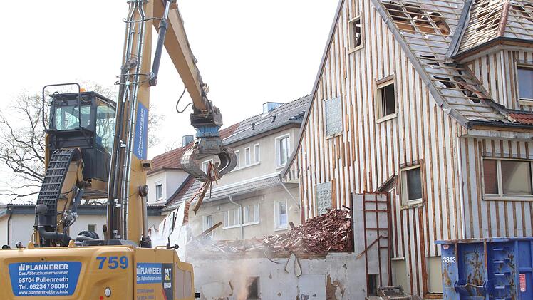 Das Gebäude Fritz-Hornschuch-Platz 2 in Mainleus wird abgerissen. Foto: Jürgen Gärtner