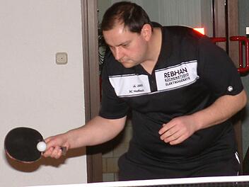 Wesentlichen Anteil am knappen 9:7-Heimsieg des SC Haßlach gegen den TSV Windheim IV (Bezirksklasse C-Nord) hatte Andreas Strangia (Bild). Der SC-Spitzenspieler gewann seine beiden Einzel sowie das Eingangs- und Schlussdoppel mit Harald Martin.  Foto: Hans Franz