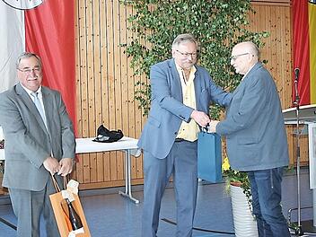 Reinhard Horn (links) und Wolfgang Köhn (rechts) nehmen die Glückwünsche von Hans Pietz entgegen. Foto: Maria Löffler