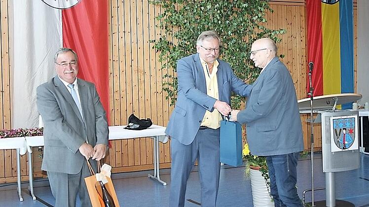 Reinhard Horn (links) und Wolfgang Köhn (rechts) nehmen die Glückwünsche von Hans Pietz entgegen. Foto: Maria Löffler