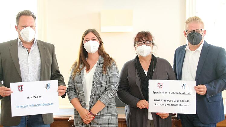 Sie wollen die Flutopfer unterstützen: (von links) Oberbürgermeister Ingo Lehmann, Natalja und Ursula Kausich aus Danndorf, die sich privat in der Flutopfer-Hilfe engagieren, und Bürgermeister Frank Wilzok.  Foto: Jürgen Gärtner