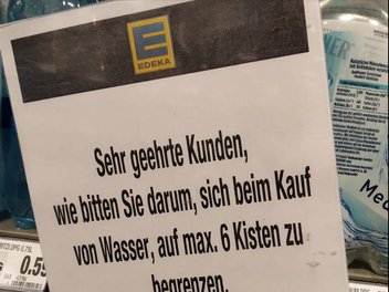 Coburg: Edeka-Supermarkt schränkt Wasserverkauf ein - "ich bin da solidarisch" Coburg: Edeka-Supermarkt schränkt Wasserverkauf ein - "ich bin da solidarisch"