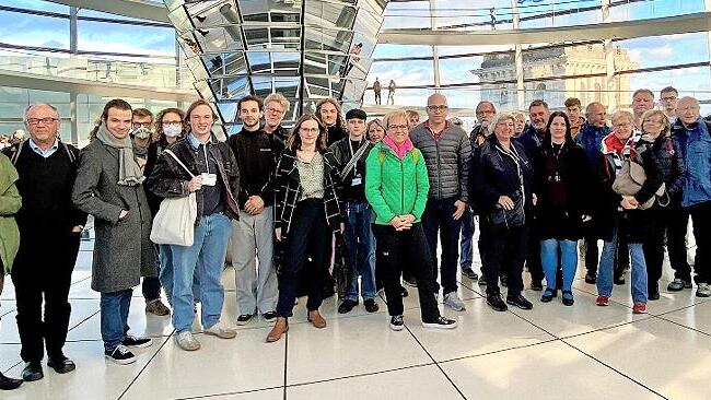 Die Besuchergruppe besichtigte auch die Glaskuppel auf dem Reichstagsgeb&auml;ude.