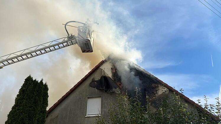 Wohnhausbrand in Trainau sorgt für Großeinsatz - ganzes Dorf ohne Strom
