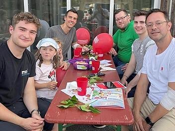 Beim Rotkreuz-Blutspendetermin geht es auch gesellig zu. Kinder werden betreut.