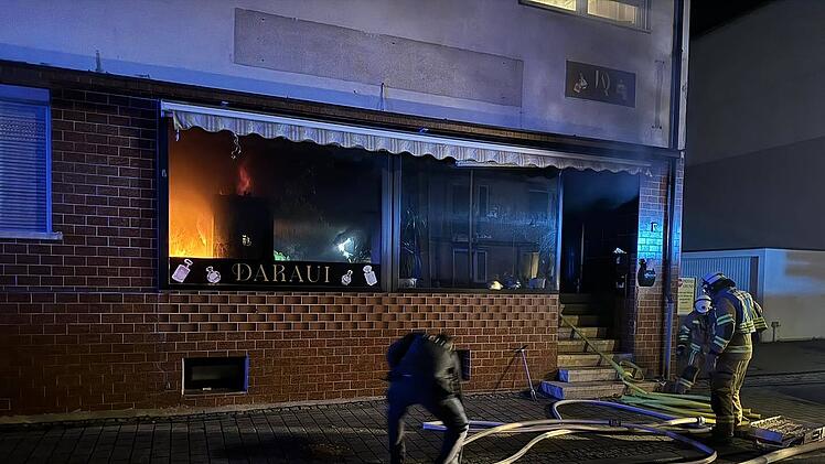 Kronach: Flammen schlagen aus dem Schaufenster - Brand zerstört Parfümerie