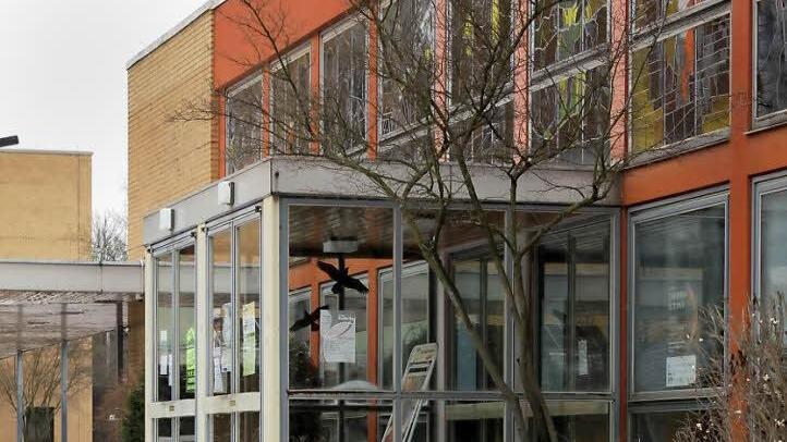 Mit dem Gespräch in der Staatskanzlei nehmen Landrat Oswald Marr und Kreiskämmerer Günter Daum die erste Stufe auf dem Weg zu einer Förderung für die Sanierung des Kreiskulturraums. Fotos: Jan Koch