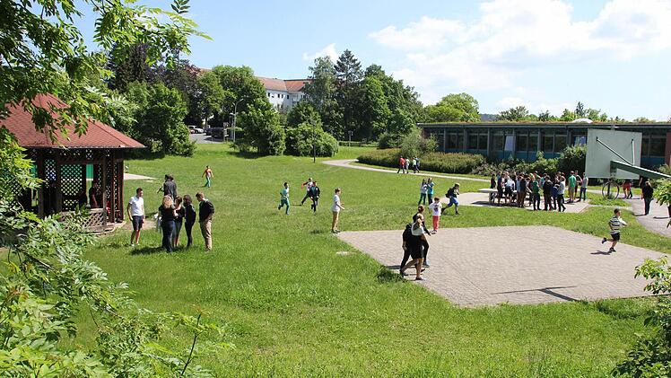 Gerne während der Pausen angenommen wird der Bereich nördlich der Realschule. Durch den Hallenbad-Neubau wird sich einiges ändern.