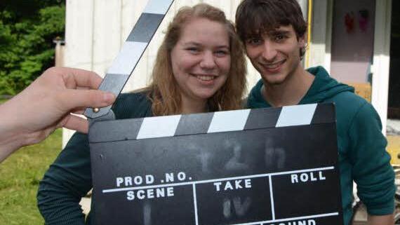 "Und Action": Klappe für die nächsten Aufnahmen beim Medienprojekt der Katholischen Jugend Wallenfels mit Franziska Schmitt (Moderation, links) und Thomas Weiß (Schnitt).