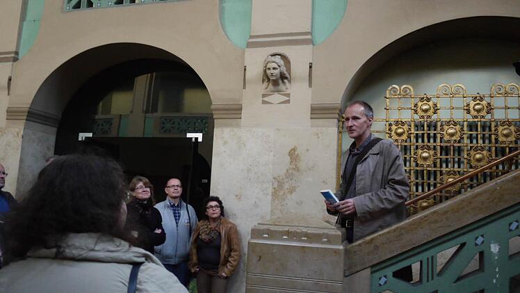 In den Jugendstilhallen des Nürnberger Volksbads lässt Jan Beinßen (rechtes Foto) das Mordopfer herumirren. Foto: Pauline Lindner