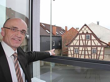 "Da bin ich zur Welt gekommen!" Von seinem Dienstzimmer im Rathaus blickt Wilhelm Schneider direkt auf sein Geburtshaus. Wenn der CSU-Kandidat im März gewählt werden sollte, wäre er der erste Landrat im Kreis Haßberge, der auch aus dem Landkreis stammt. Foto: Ralf Kestel