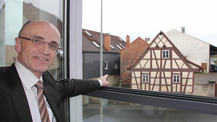 "Da bin ich zur Welt gekommen!" Von seinem Dienstzimmer im Rathaus blickt Wilhelm Schneider direkt auf sein Geburtshaus. Wenn der CSU-Kandidat im März gewählt werden sollte, wäre er der erste Landrat im Kreis Haßberge, der auch aus dem Landkreis stammt. Foto: Ralf Kestel